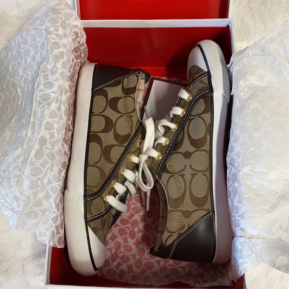 Coach - Picture 9 of 9